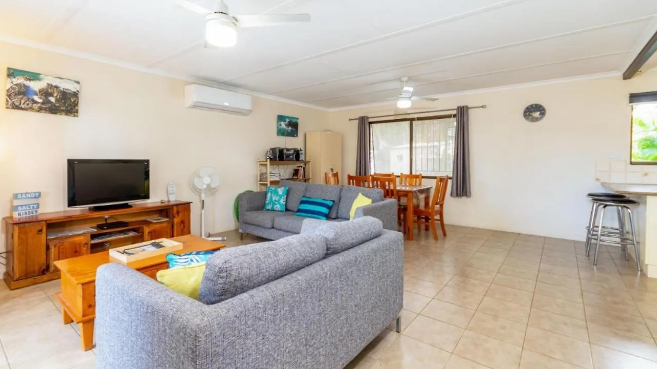 Pet Friendly Lowset Home With Room For A Boat, Wattle Ave, Bongaree Bellara Дом отдыха